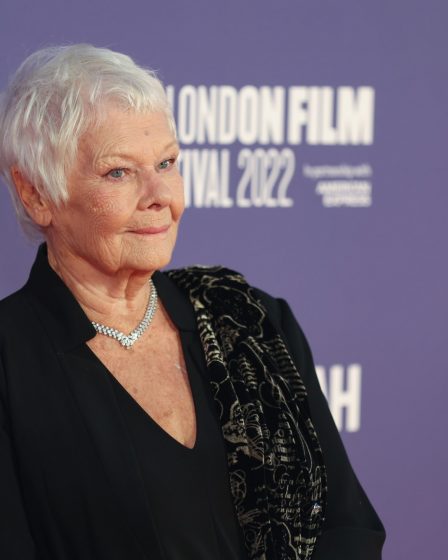 Judi Dench critique la série Netflix The Crown comme du "sensationnalisme grossier" 104 Judi Dench critique la série Netflix The Crown comme du "sensationnalisme grossier" - 103
