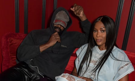 Kanye West suscite la controverse avec un t-shirt « White Lives Matter » à la Fashion Week de Paris | Kanye West 1 Kanye West et Naomi Campbell à Londres en septembre.