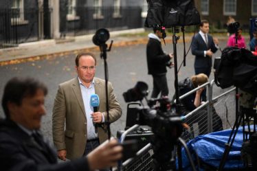 La livre sterling et les obligations glissent sur une nouvelle incertitude politique alors que les ventes au détail déçoivent