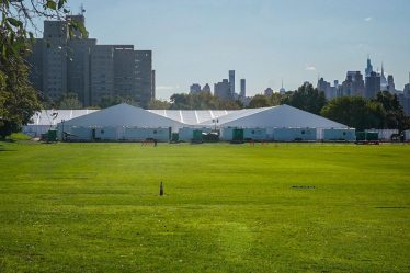 La ville de New York ouvre un centre d'urgence pour l'afflux de migrants en bus
