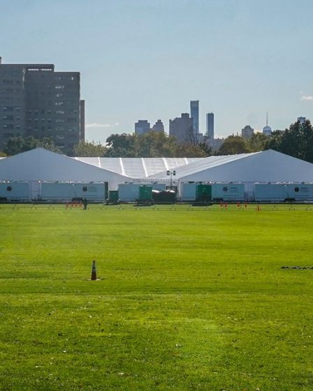 La ville de New York ouvre un centre d'urgence pour l'afflux de migrants en bus