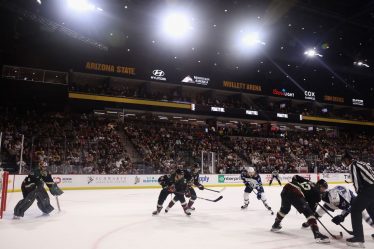 Les Coyotes de l'Arizona louent l'énergie de la foule lors du match d'ouverture au Mullett Arena - 9