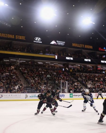 Les Coyotes de l'Arizona louent l'énergie de la foule lors du match d'ouverture au Mullett Arena - 53