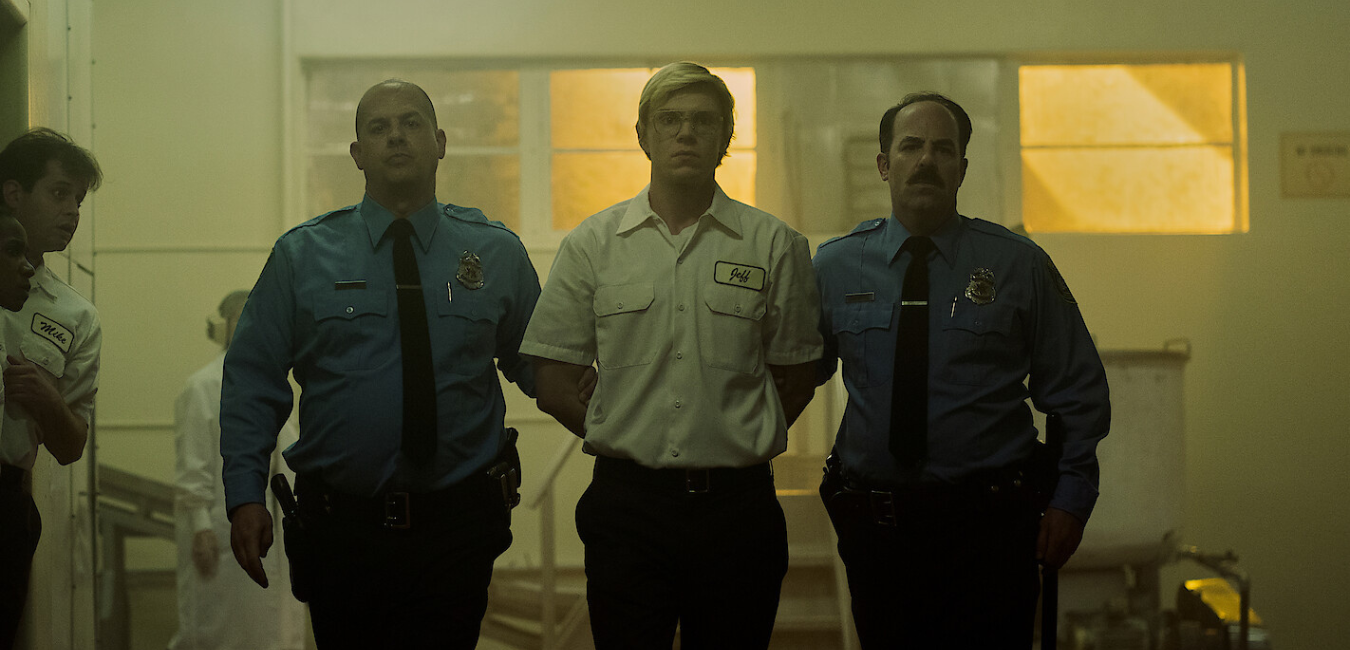Dahmer: Monster: The Jeffrey Dahmer Story s'avère être un succès sur Netflix 2 monstre-l-histoire-de-jeffrey-dahmer-se-avère-être-un-hit-sur-netflix
