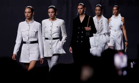 'Nous préférons le rêve à la polémique' : Chanel à la fashion week de Paris | Chanel 1 Les créations de la créatrice Virginie Viard au défilé Chanel