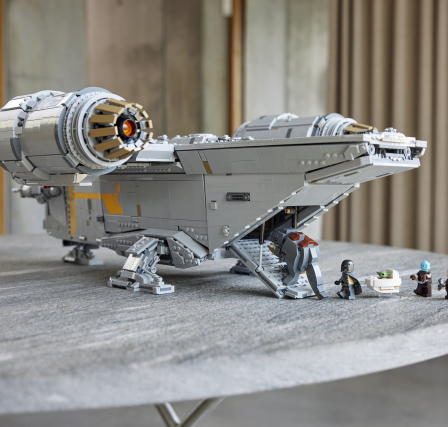 Présente l'ensemble LEGO de 600 $ de l'écusson du rasoir du mandalorien 7 Présente l'ensemble LEGO de 600 $ de l'écusson du rasoir du mandalorien - 6