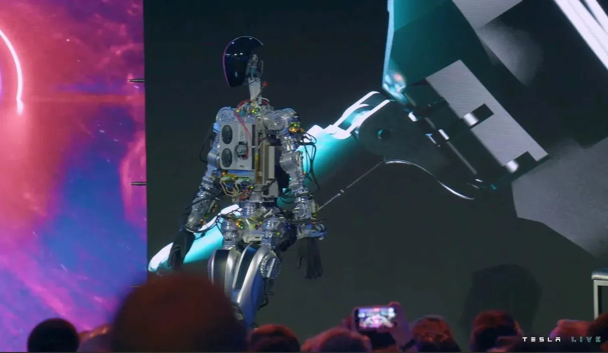Tesla vient de surprendre tout le monde avec son prototype de robot Optimus › 4 Tesla vient de surprendre tout le monde avec son prototype de robot Optimus › - 3
