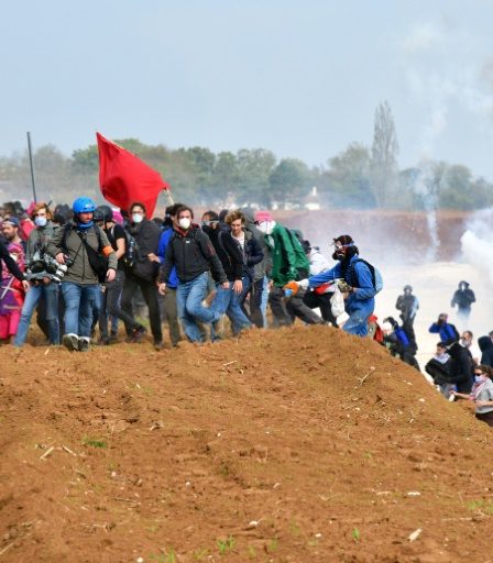 Manifestation : encore 2 000 personnes rassemblées contre la « piscine » 26 Manifestation : encore 2 000 personnes rassemblées contre la « piscine » - 25