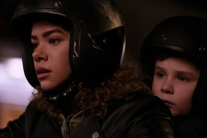 Date de sortie de la saison 2 de Ginny & Georgia : Brianne Howey explique le retard 4 Ginny & Georgia saison 2 se termine avec Ginny et Austin quittant Wellsbury
