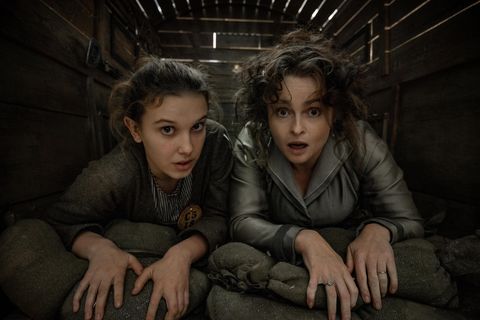 enola holmes 2 millie bobby brown comme enola holmes, helena bonham carter comme eudoria holmes cr alex baileynetflix © 2022