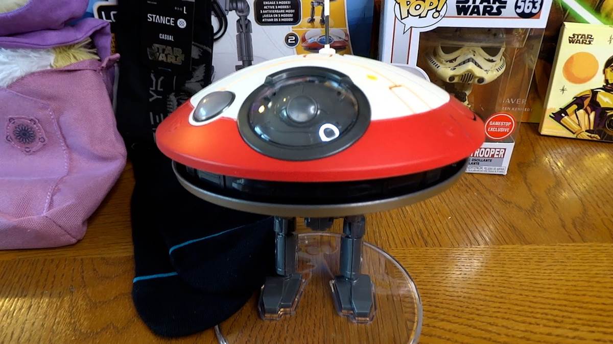 Déballage vidéo – Star Wars : Ramenez à la maison la collection de produits Galaxy et Hasbro Lola Animatronic Droid 2 Déballage vidéo – Star Wars : Ramenez à la maison la collection de produits Galaxy et Hasbro Lola Animatronic Droid - 1