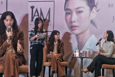 [EXCLUSIVE] L'actrice/mannequin Jung Ho Yeon parle de la série à succès de Netflix 'Squid Game,' projets d'acteur à venir, et plus encore lors de la conférence de presse de Manille - 8
