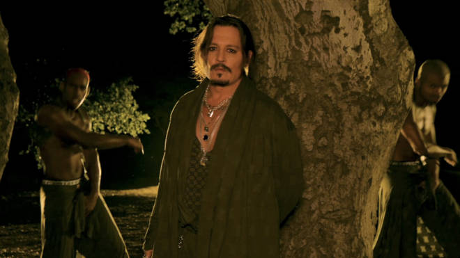 Johnny Depp fait une apparition dans l'émission Savage x Fenty de Rihanna au milieu d'un contrecoup 4 Johnny Depp apparaît dans le Savage X Fenty Show Vol 4 de Rihanna.