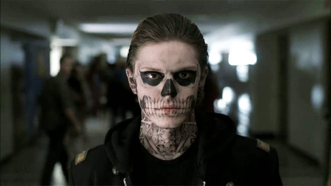 Evan Peters veut faire une comédie romantique et jouer une "personne normale" après Jeffrey Dahmer 4 Evan Peters incarne le tueur en série Tate Langdon dans American Horror Story : Murder House