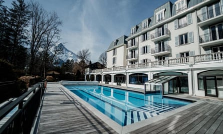 Courir l'ultra du Mont Blanc, la course de trail la plus célèbre au monde | Vacances en cours 2 Se baigner : la piscine de l'hôtel La Folie Douce