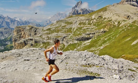 Courir l'ultra du Mont Blanc, la course de trail la plus célèbre au monde | Vacances en cours 3 SEXTEN, IT - CIRCA AOÛT 2011.Coureur de montagne dans les Dolomites.HMBXN9 SEXTEN, IT - CIRCA AOÛT 2011.Coureur de montagne dans les Dolomites.