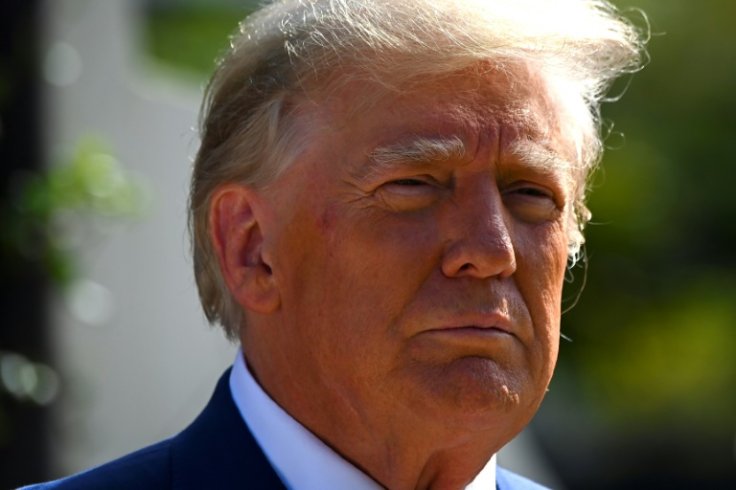 Donald Trump est de retour sur Twitter après le sondage d'Elon Musk ; les net-citoyens réagissent 4 L'ancien président américain Donald Trump s'adresse aux médias après avoir voté lors des élections de mi-mandat américaines à Palm Beach, en Floride, le 8 novembre 2022.