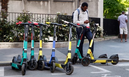 "Jungle" piétonne : la dispute à Paris sur les scooters électriques de location | Paris 2 Un homme réserve un scooter électrique à Dott, l'un des trois opérateurs de la capitale française.