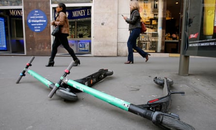 "Jungle" piétonne : la dispute à Paris sur les scooters électriques de location | Paris 4 Des scooters électriques se trouvant sur un trottoir parisien.
