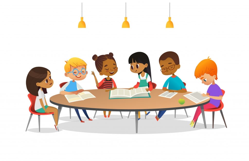 Garçons et filles assis autour d'une table ronde
