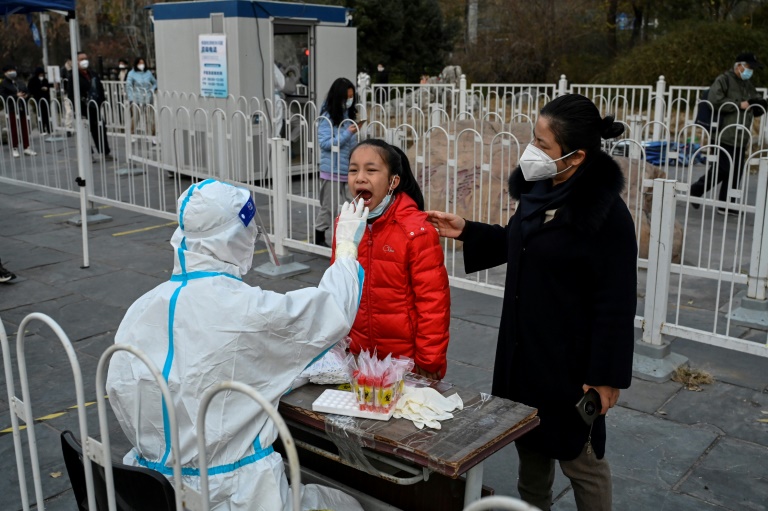 Une fille se fait tester pour le Covid-19 à Pékin le 22 novembre 2022 (AFP - Jade GAO)