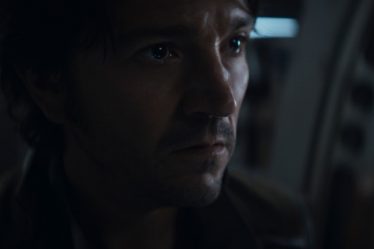 Andor : Tony Gilroy parle de l'ultimatum de Cassian lors de la fin de la saison 1 et annonce une saison 2 remplie de gangsters rebelles et de marginaux. - 11