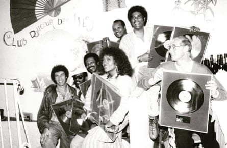 "J'ai écrit 350 chansons et je n'ai pas pu vous en chanter une" : le maestro du disco Daniel Vangarde sort de son silence | Pop et rock 2 Vangarde (extrême gauche) avec La Compagnie Créole, un groupe de Guyane française et des Antilles françaises. Son collaborateur Jean Kluger est à droite.