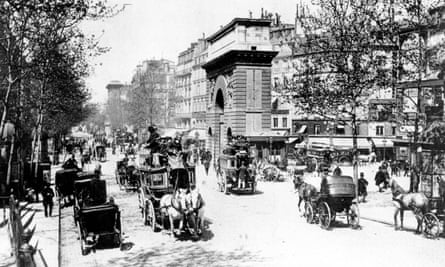 "Un calme doux": les rues de France résonnent à nouveau au son des chevaux au travail | France 2 Calèches tirées par des chevaux sur un boulevard très fréquenté de l'est parisien en 1900.