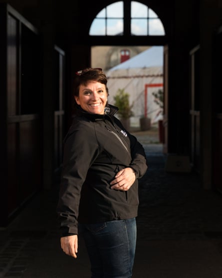 "Un calme doux": les rues de France résonnent à nouveau au son des chevaux au travail | France 3 Morgane Perlade, conductrice d'attelage et cavalière, coordonne le service équin unique d'Hennebont.