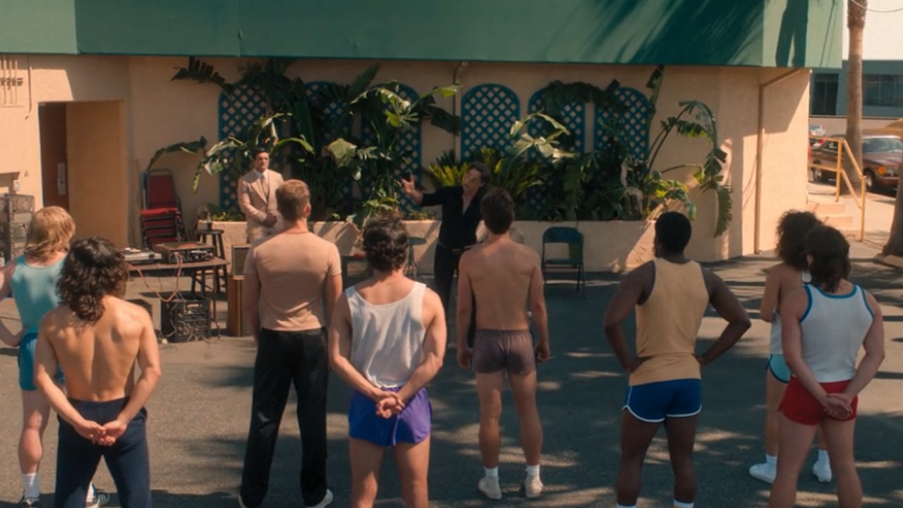 La folle histoire vraie derrière la série Welcome To Chippendales de Hulu 6 Danseurs passant une audition dans Welcome to Chippendales.