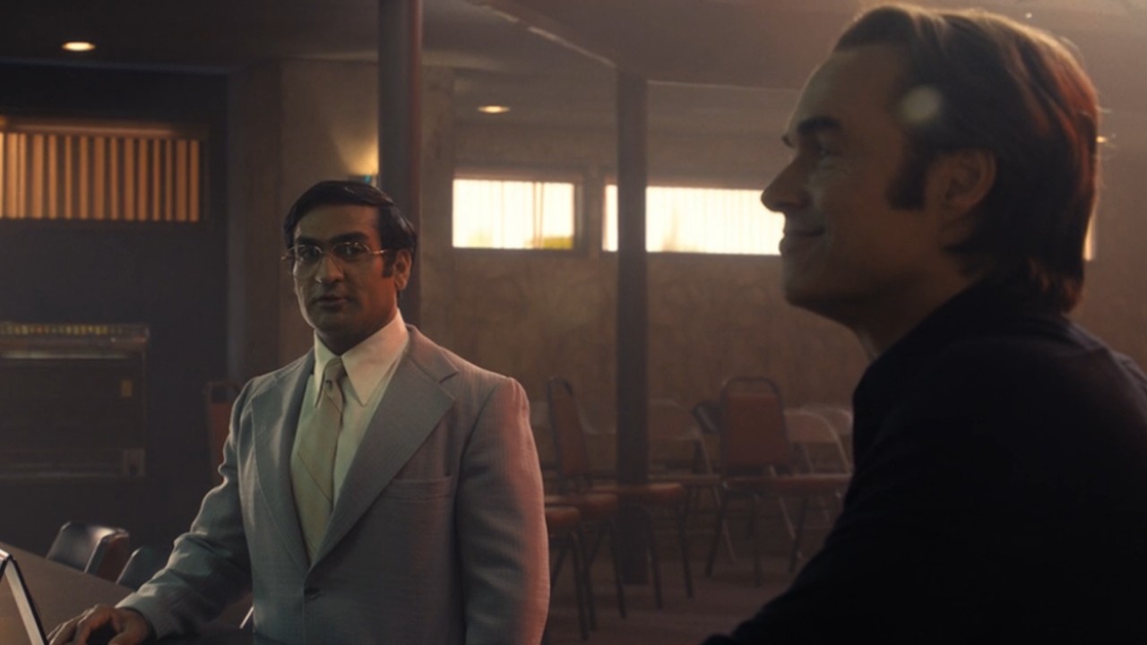 La folle histoire vraie derrière la série Welcome To Chippendales de Hulu 4 Kumail Nanjiani dans Welcome to Chippendales regardant Murray Bartlett