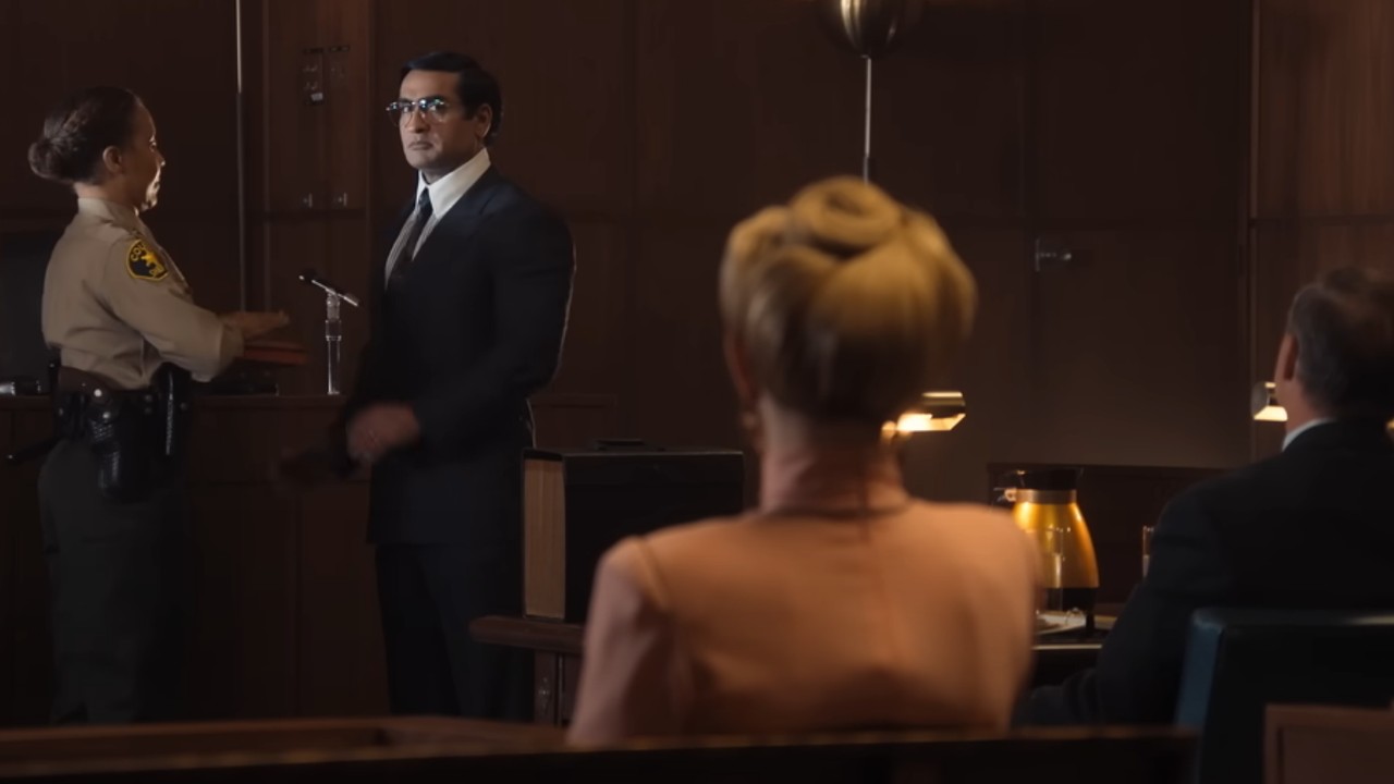 La folle histoire vraie derrière la série Welcome To Chippendales de Hulu 7 Kumail Nanjiani dans le rôle de Steve Banerjee au tribunal dans Bienvenue aux Chippendales