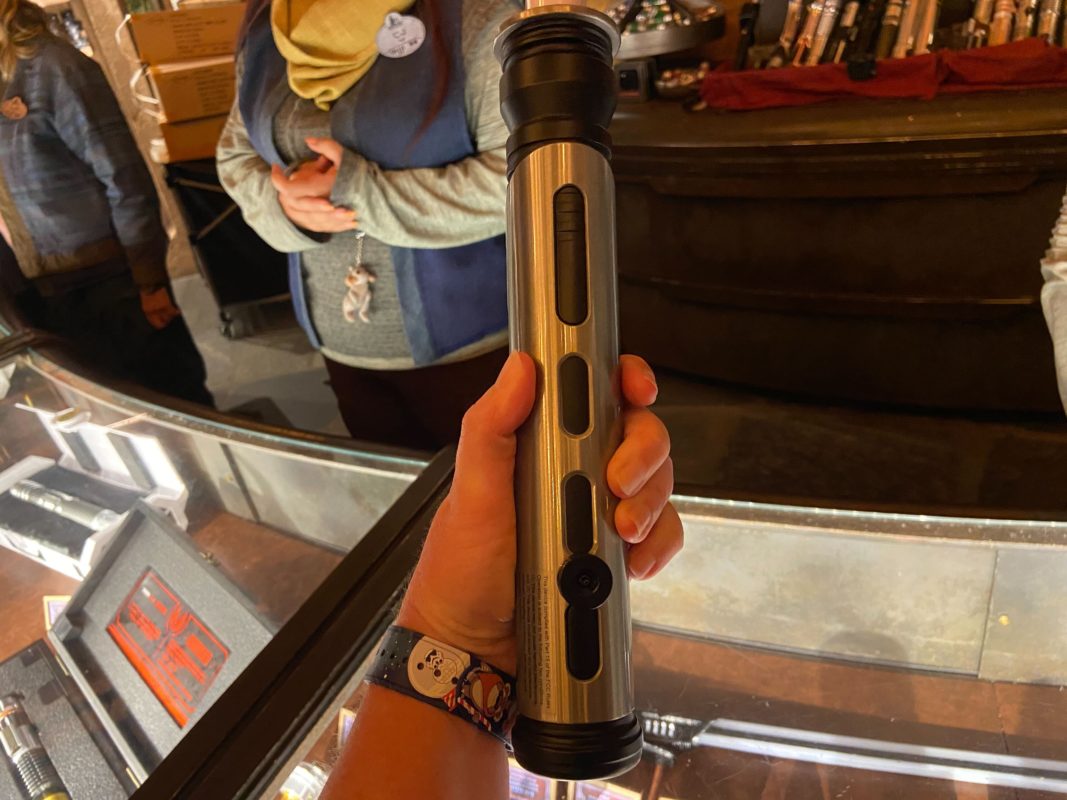 Le manche du sabre laser Qui-Gon Jinn Legacy arrive à Star Wars : Galaxy's Edge au Parc Disneyland 3 qui gon hilt39