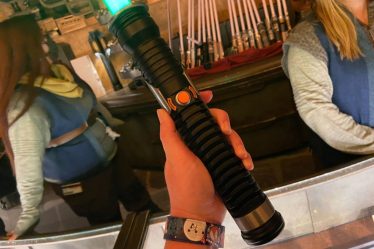 Le manche du sabre laser Qui-Gon Jinn Legacy arrive à Star Wars : Galaxy's Edge au Parc Disneyland - WDW News Today - 7
