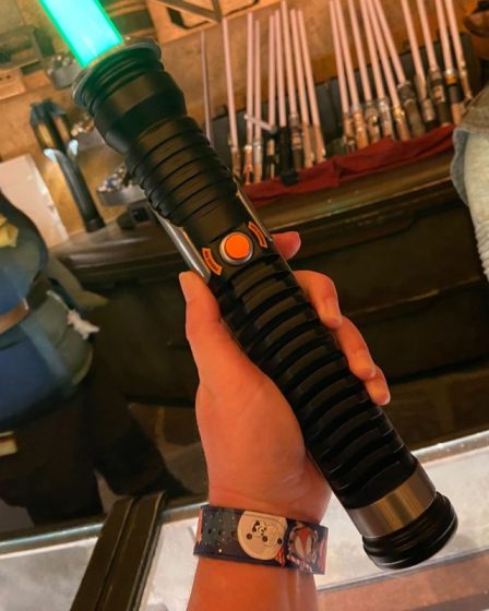 Le manche du sabre laser Qui-Gon Jinn Legacy arrive à Star Wars : Galaxy's Edge au Parc Disneyland - WDW News Today - 1