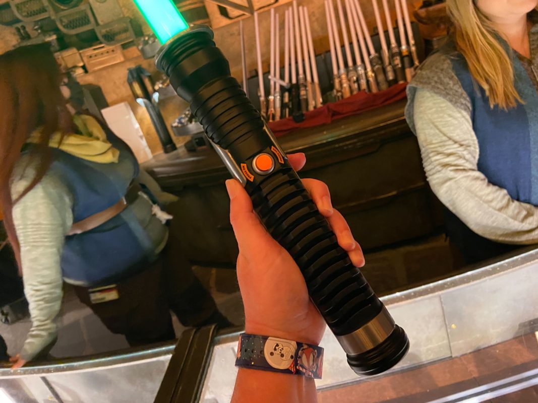 Le manche du sabre laser Qui-Gon Jinn Legacy arrive à Star Wars : Galaxy's Edge au Parc Disneyland - WDW News Today 2 Le manche du sabre laser Qui-Gon Jinn Legacy arrive à Star Wars : Galaxy's Edge au Parc Disneyland - WDW News Today - 1
