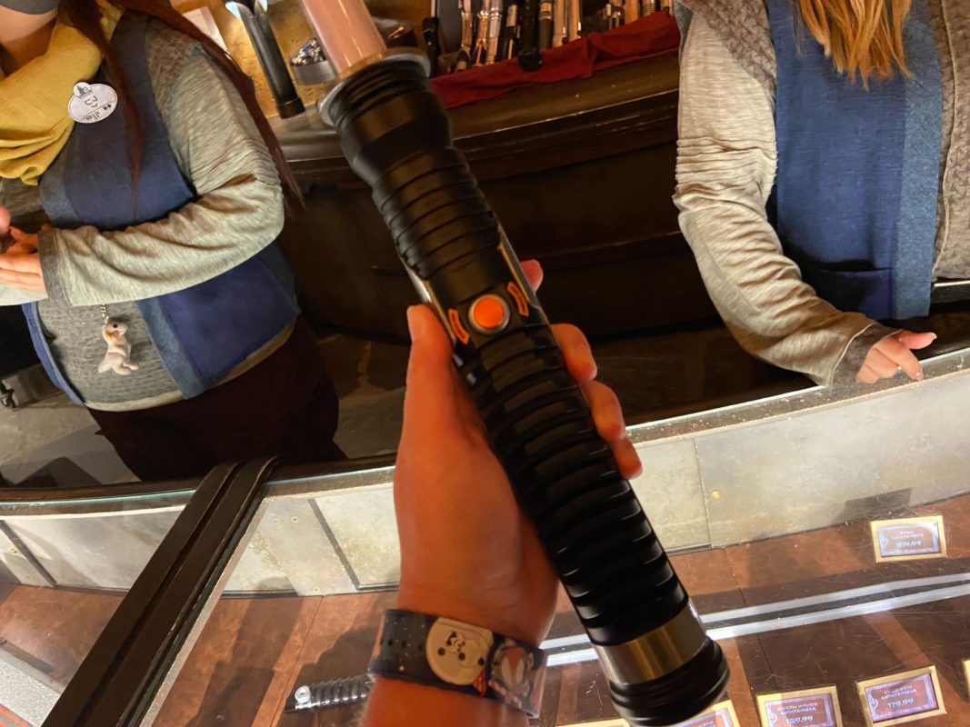 La poignée du sabre laser Qui-Gon Jinn Legacy arrive à Star Wars : Galaxy's Edge au Parc Disneyland 5 qui gon hilt38