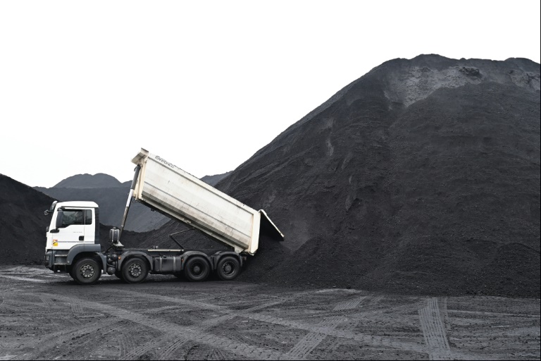 Un camion arrive pour décharger sa cargaison à la centrale à charbon de Saint-Avold en Moselle le 29 novembre 2022. (AFP - Jean-Christophe Verhagen)