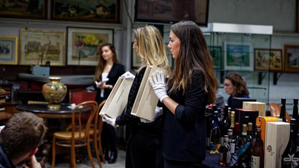 Ce sont les étudiants qui s'occupent de la vente : de la sélection des bouteilles à leur présentation à la cantine.  Bien sûr, il y aura un commissaire-priseur.  Les archives