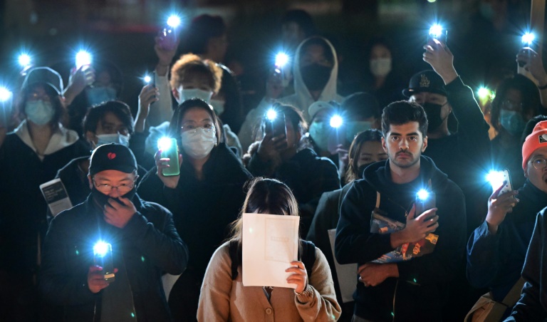 Un rassemblement de soutien aux manifestants en Chine avec des feuilles de papier blanc sur le campus de l'Université de Californie, Irvine, États-Unis, le 29 novembre 2022 (AFP - Frederic J. BROWN)