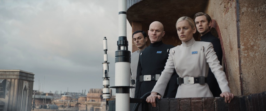 Andor : Tony Gilroy parle de l'ultimatum de Cassian lors de la fin de la saison 1 et annonce une saison 2 remplie de gangsters rebelles et de marginaux. 4 Andor : Tony Gilroy parle de l'ultimatum de Cassian lors de la fin de la saison 1 et annonce une saison 2 remplie de gangsters rebelles et de marginaux. - 3