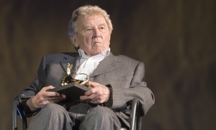 Avis de décès de Jean-Marie Straub | film 1 Jean-Marie Straub a reçu le prix Pardo d'onore lors du 70e Festival international du film de Locarno, en Suisse, en 2017.