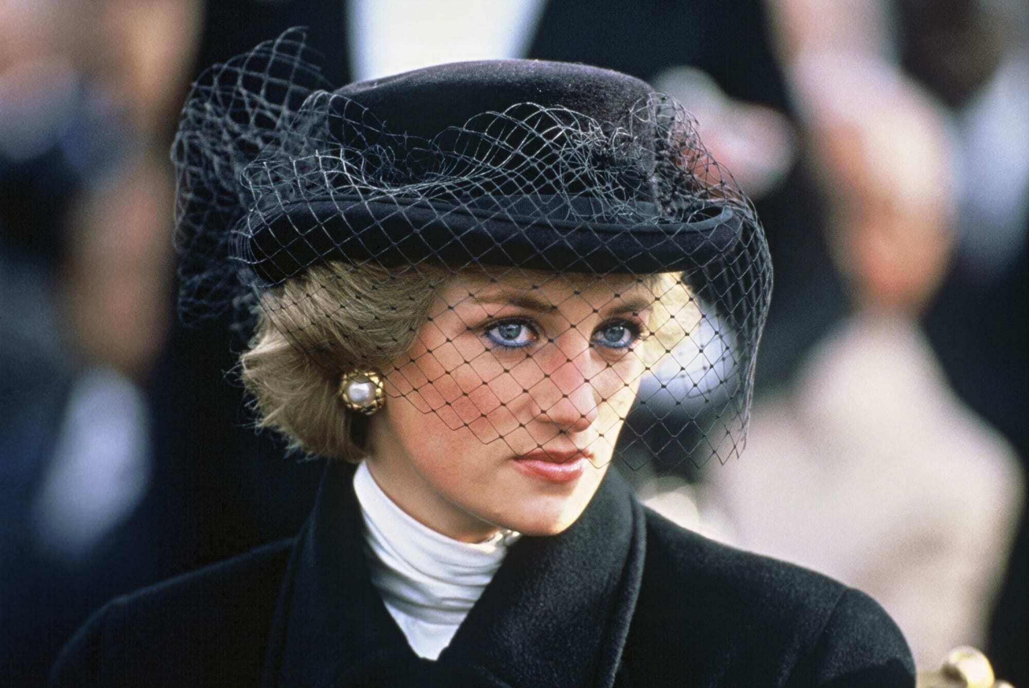 Comment créer le look "robe de vengeance" de la princesse Diana 2 Comment créer le look "robe de vengeance" de la princesse Diana - 1