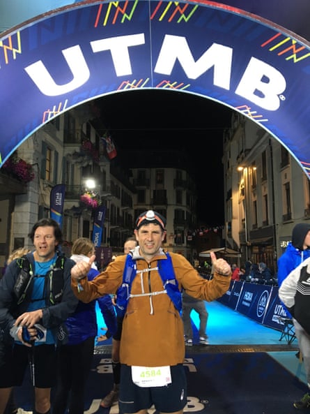 Courir l'ultra du Mont Blanc, la course de trail la plus célèbre au monde | Vacances en cours 1 Donner le ton : Adharanand Finn franchit la ligne d'arrivée en pleine nuit