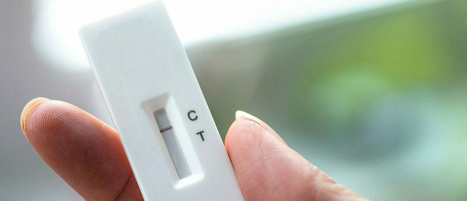 Pouvez-vous transmettre le COVID-19 si votre test est négatif ? 2 Pouvez-vous transmettre le COVID-19 si votre test est négatif ? - 1