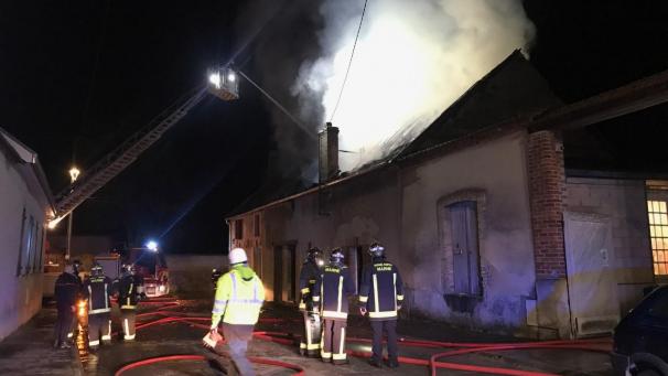 L'incendie a détruit le pavillon de 70 m 2 .  Les résidents ont été réinstallés en toute sécurité avec leurs familles.