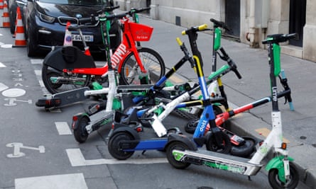 "Jungle" piétonne : la dispute à Paris sur les scooters électriques de location | Paris 1 Des scooters électriques sans quai des services de partage Lime et Dott sont garés à la location dans une rue de Paris.
