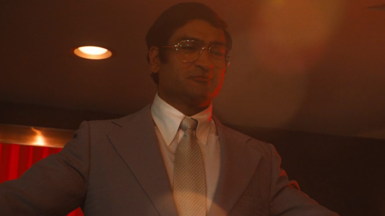 La folle histoire vraie derrière la série Welcome To Chippendales de Hulu 3 Kumail Nanjiani en Steve Banerjee regardant le club dans Bienvenue aux Chippendales