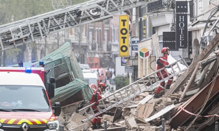 L'avertissement d'un homme aux yeux perçants avant l'effondrement d'un bâtiment en France sauve des vies | France 1 Les pompiers inspectent samedi l'immeuble effondré de Lille