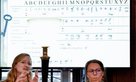 Le code secret de l'empereur Charles V déchiffré après cinq siècles | Espagne 1 Cécile Pierrot (L) et Camille Desenclos (R), maître de conférences en histoire moderne, expliquent le processus de décodage d'une lettre cryptée de Charles V.